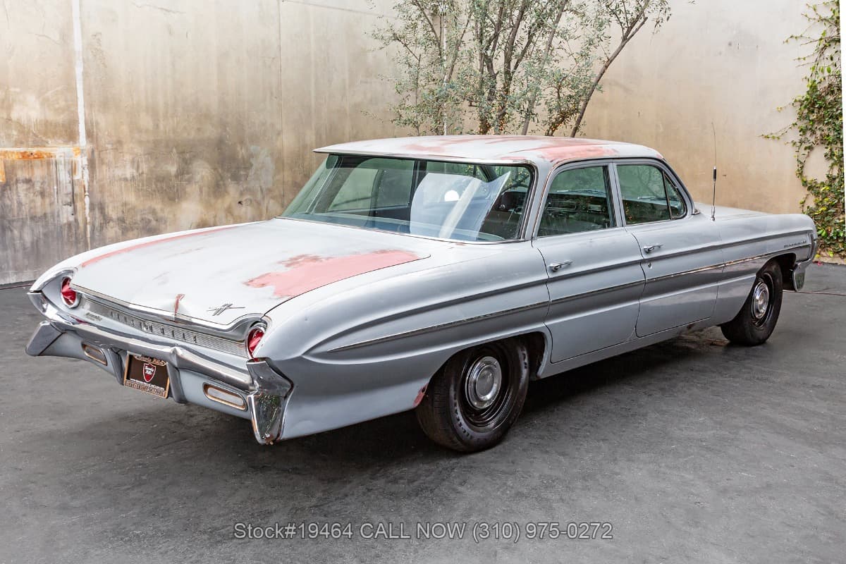 1961 Oldsmobile Dynamic 88 Celebrity Sedan thumbnail 4