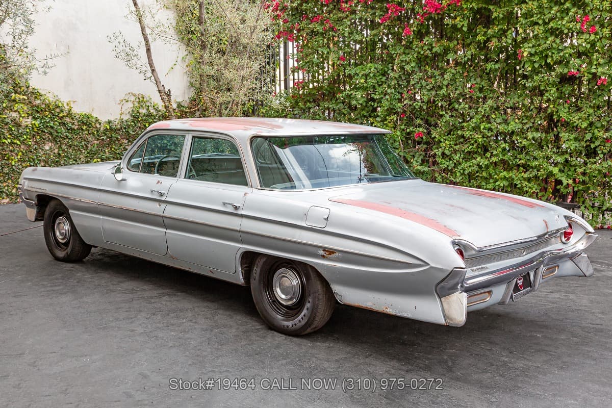 1961 Oldsmobile Dynamic 88 Celebrity Sedan thumbnail 6