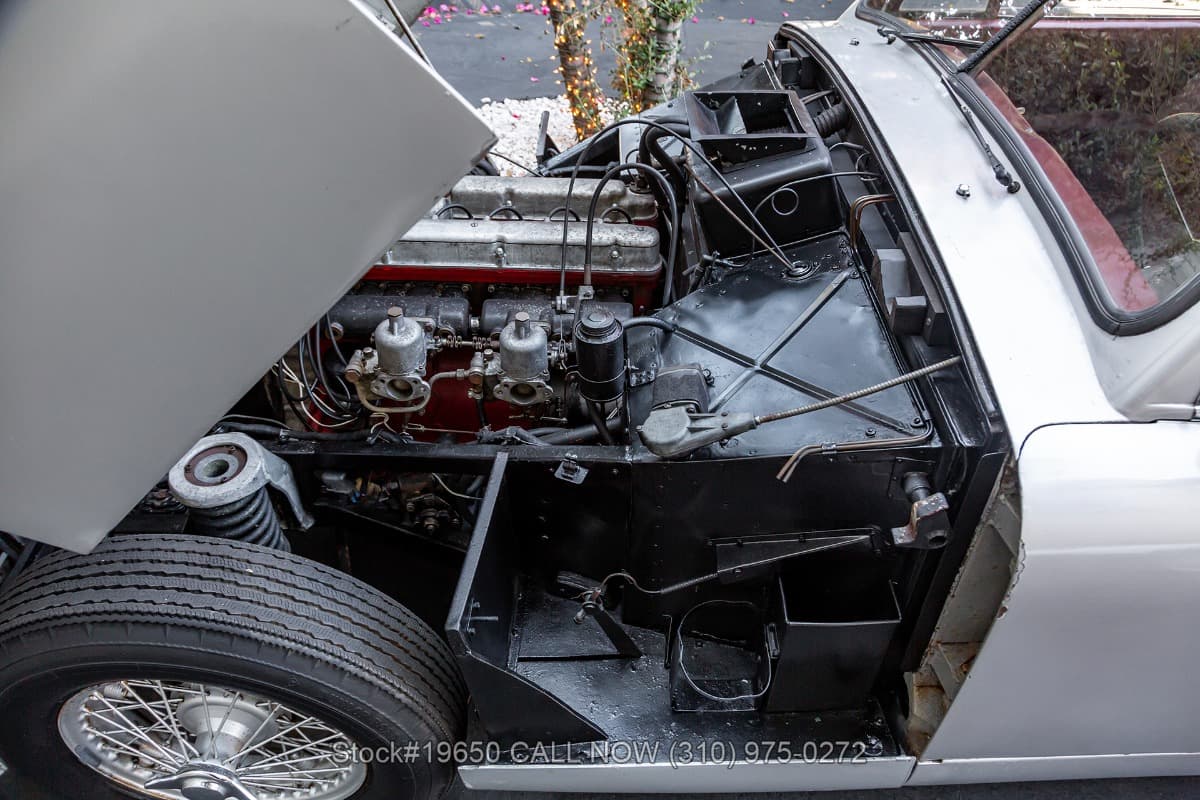 1953 Aston Martin DB2 Vantage Saloon Left-Hand Drive 4-Speed thumbnail 22