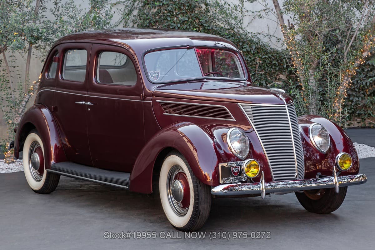 1937 Ford Deluxe Fordor Slant Back Sedan 3-Speed — photo 1