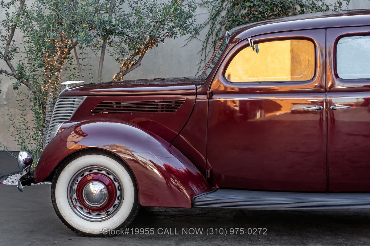 1937 Ford Deluxe Fordor Slant Back Sedan 3-Speed thumbnail 9