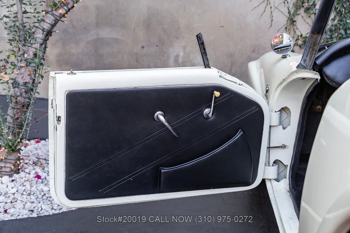 1961 Daimler SP250 Dart Convertible thumbnail 13