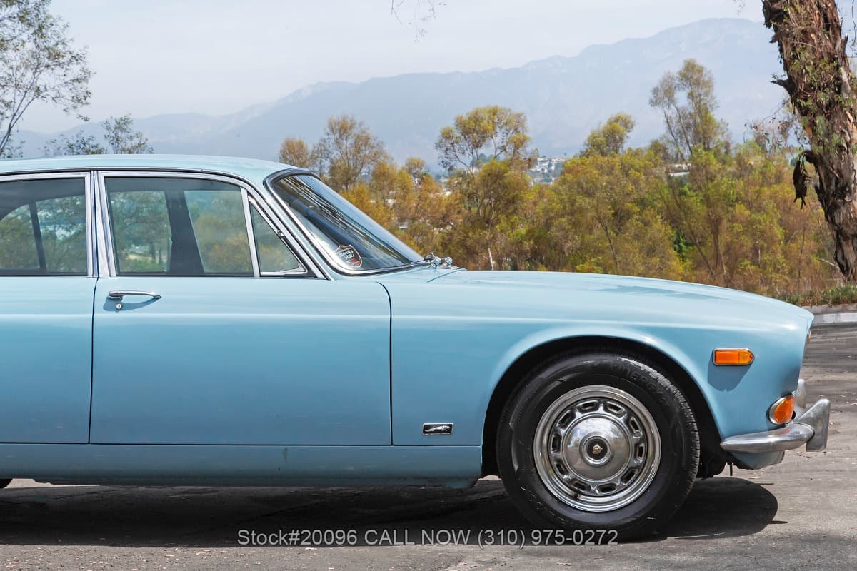 1971 Jaguar XJ6 4.2 Series I Saloon thumbnail 7