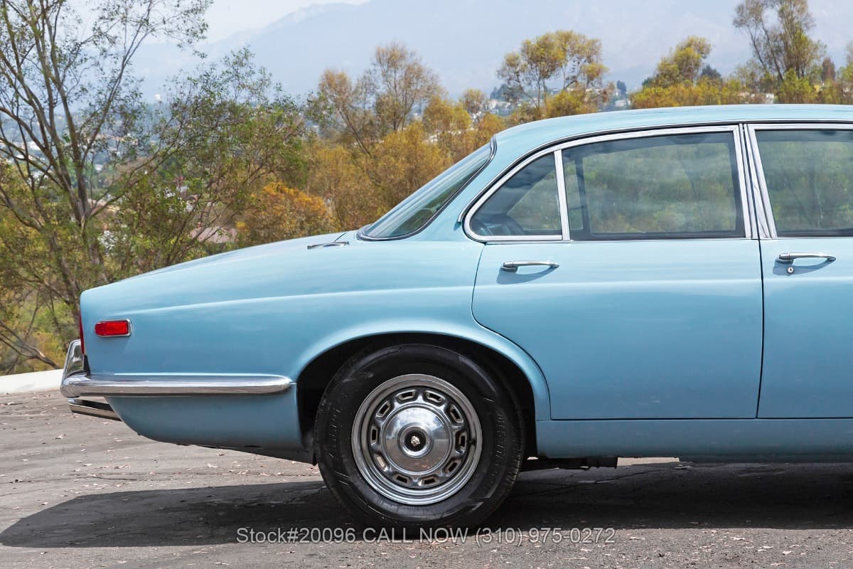1971 Jaguar XJ6 4.2 Series I Saloon thumbnail 8