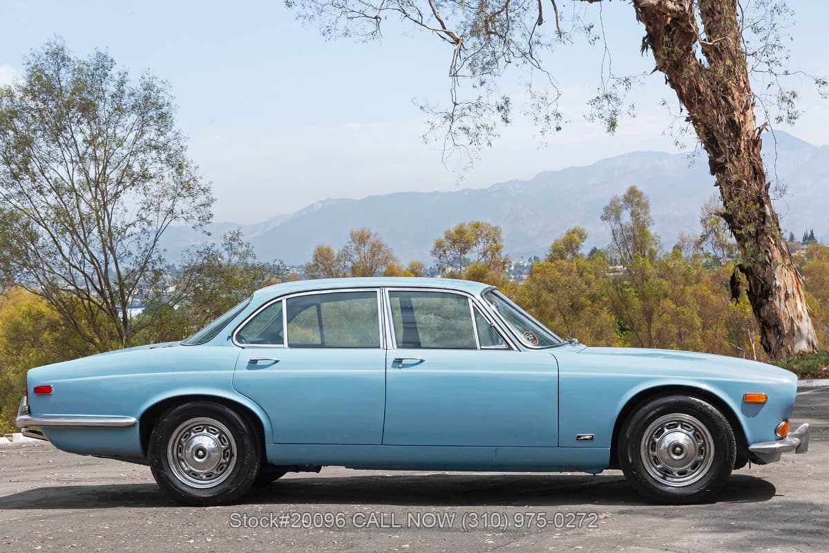 1971 Jaguar XJ6 4.2 Series I Saloon thumbnail 3