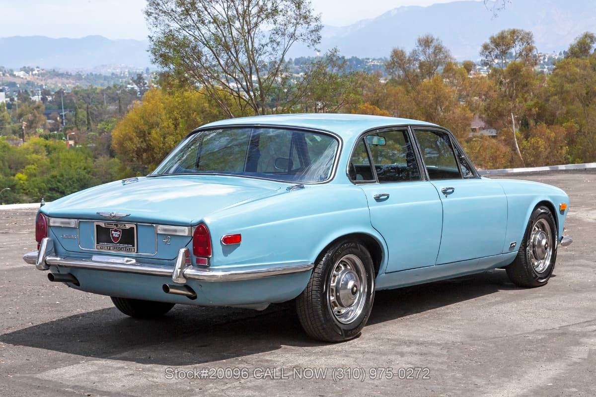 1971 Jaguar XJ6 4.2 Series I Saloon thumbnail 4