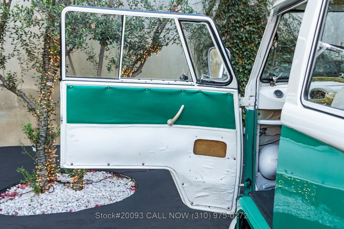 1966 Volkswagen Type 2 Bus thumbnail 10
