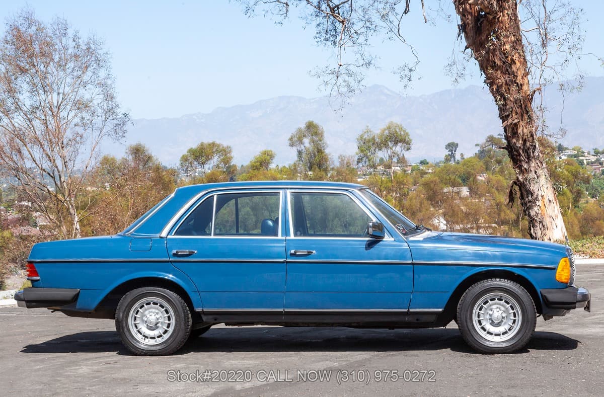 1982 Mercedes 300D Turbodiesel Sedan thumbnail 3