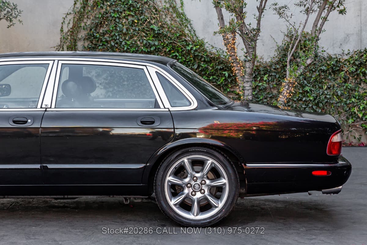 2002 Jaguar XJR thumbnail 9