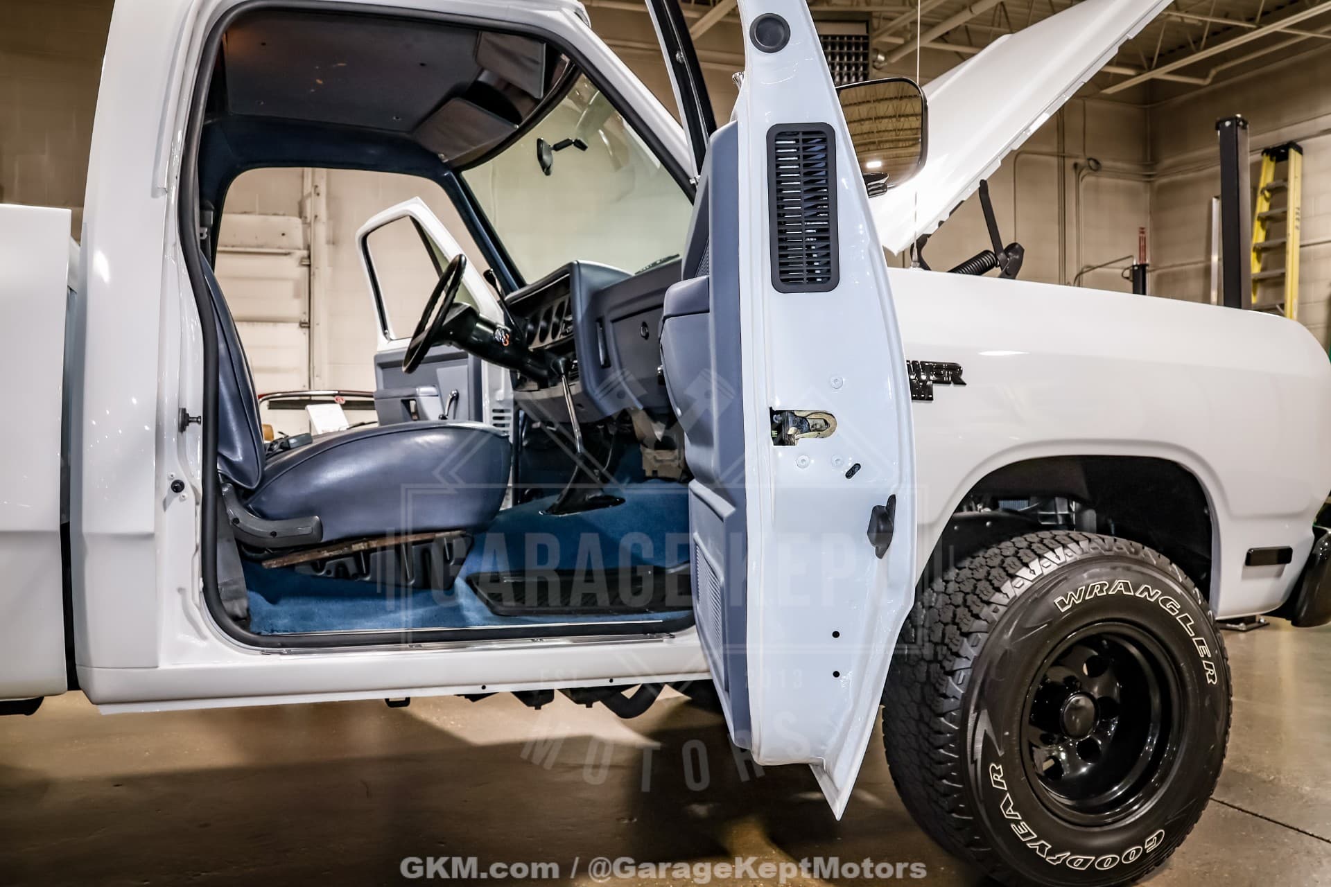 1987 Dodge W-100 Pickup thumbnail 11