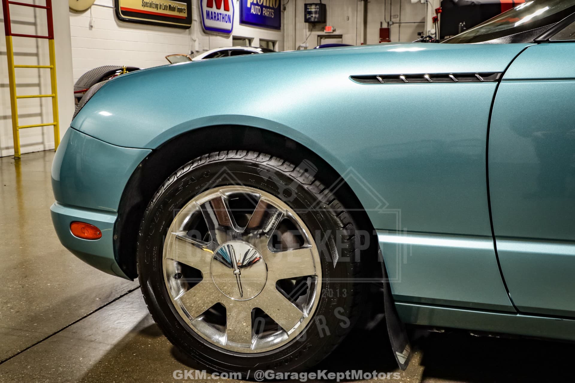 2002 Ford Thunderbird Deluxe thumbnail 6