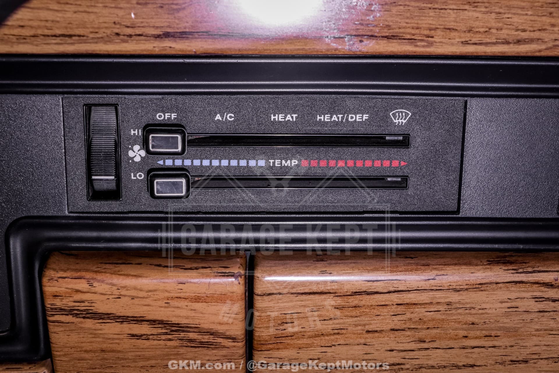 1987 Jeep Grand Wagoneer thumbnail 21