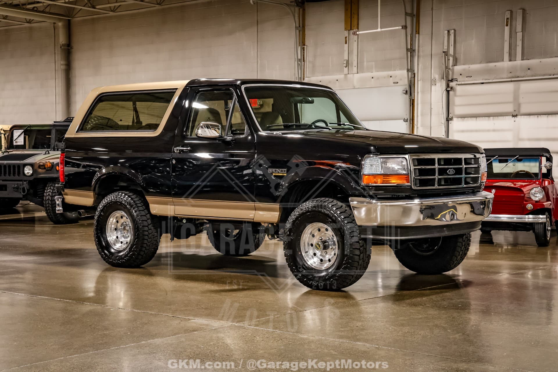 1992 Ford Bronco Custom — photo 1
