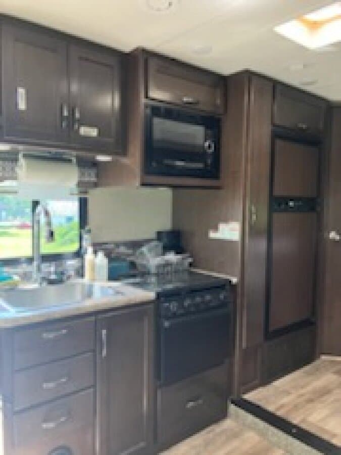 2018 Ford F350 Freedom Elite 24 E Camper thumbnail 9