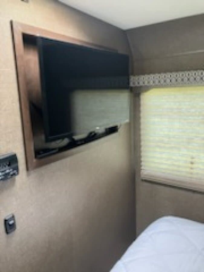 2018 Ford F350 Freedom Elite 24 E Camper thumbnail 11