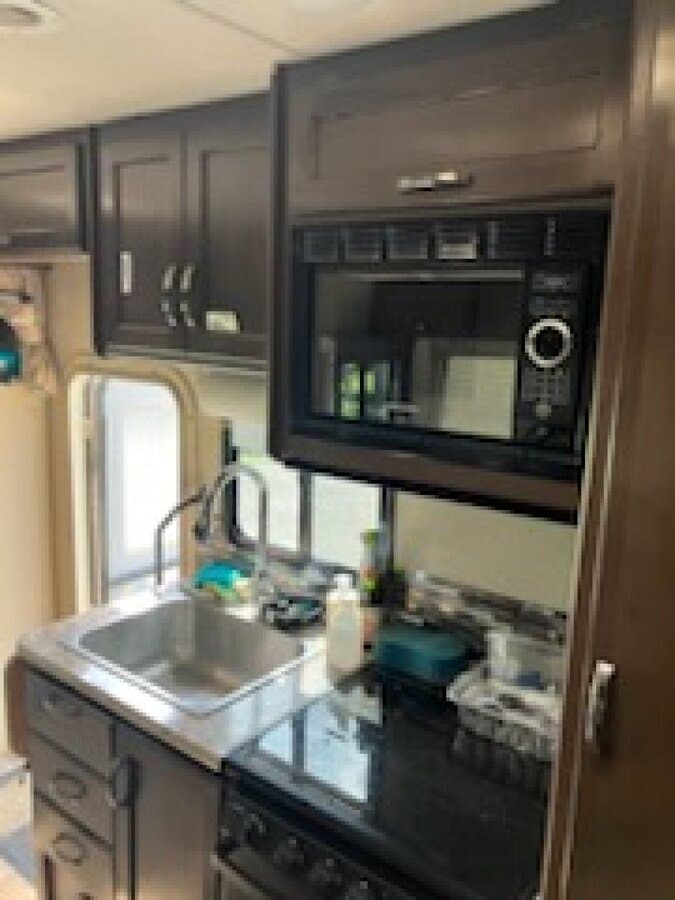 2018 Ford F350 Freedom Elite 24 E Camper thumbnail 12