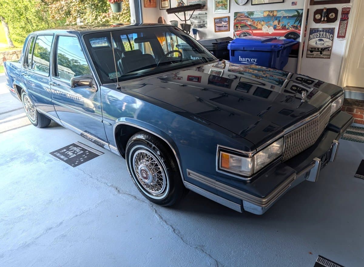 1988 Cadillac DeVille Sedan — photo 2