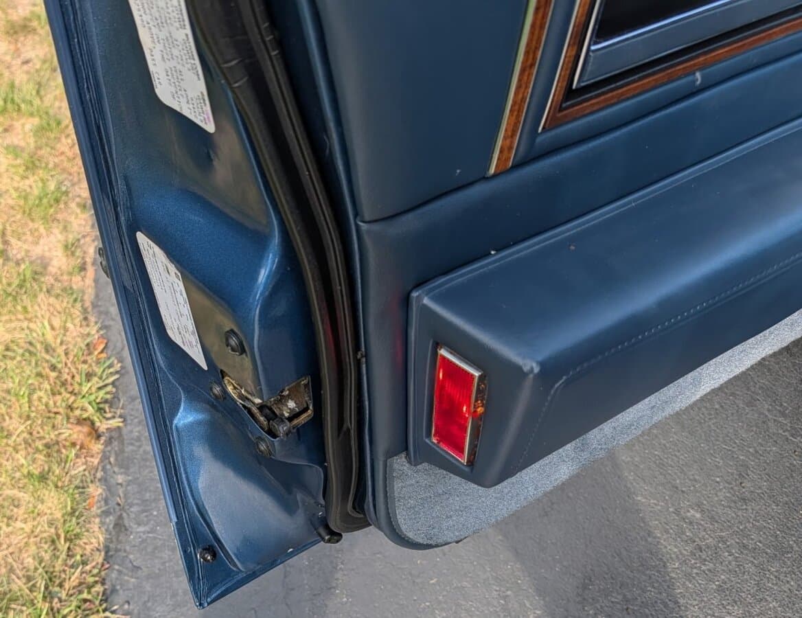 1988 Cadillac DeVille Sedan thumbnail 10