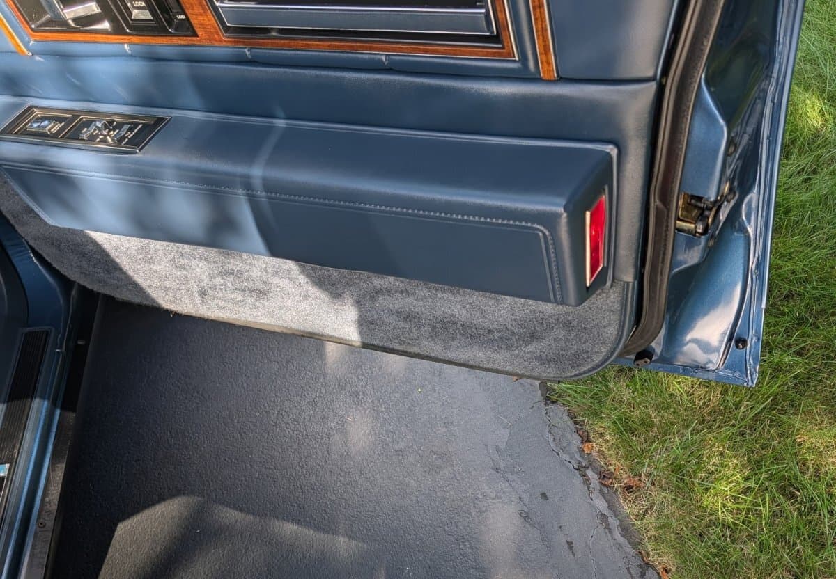1988 Cadillac DeVille Sedan thumbnail 15