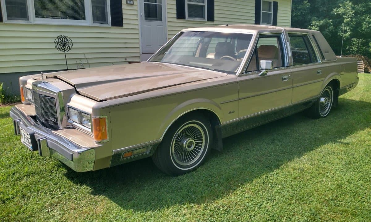 1989 Lincoln Town Car Sedan — photo 1