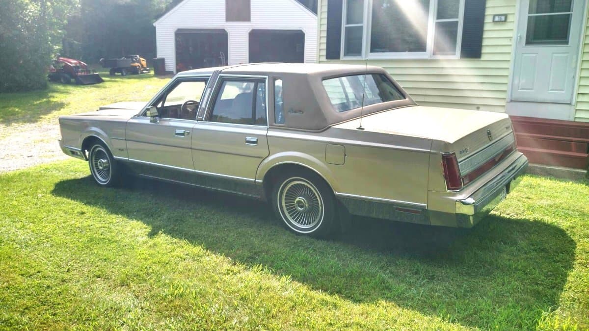 1989 Lincoln Town Car Sedan thumbnail 5