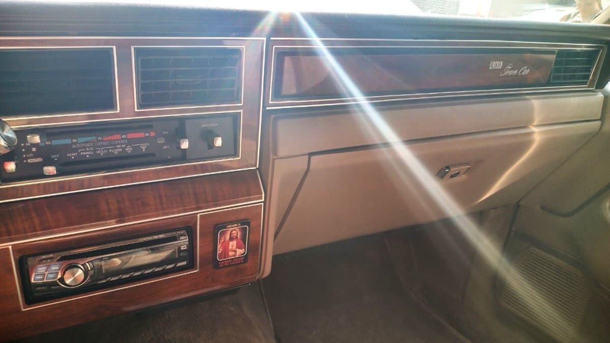1989 Lincoln Town Car Sedan thumbnail 7