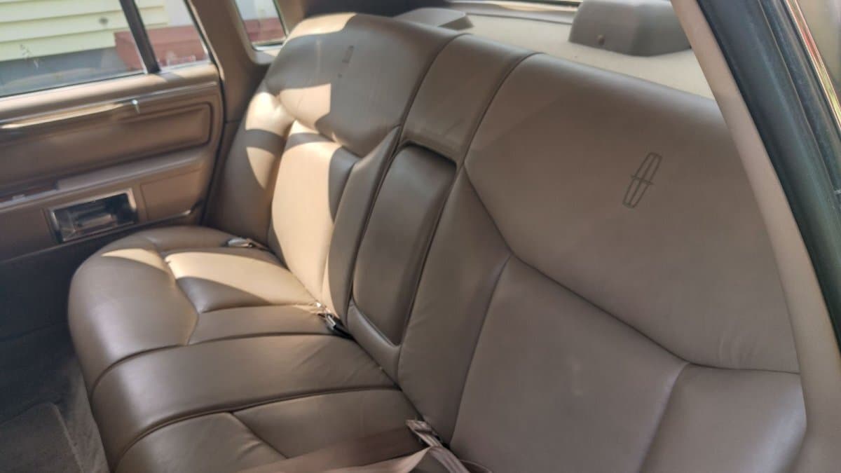 1989 Lincoln Town Car Sedan thumbnail 8