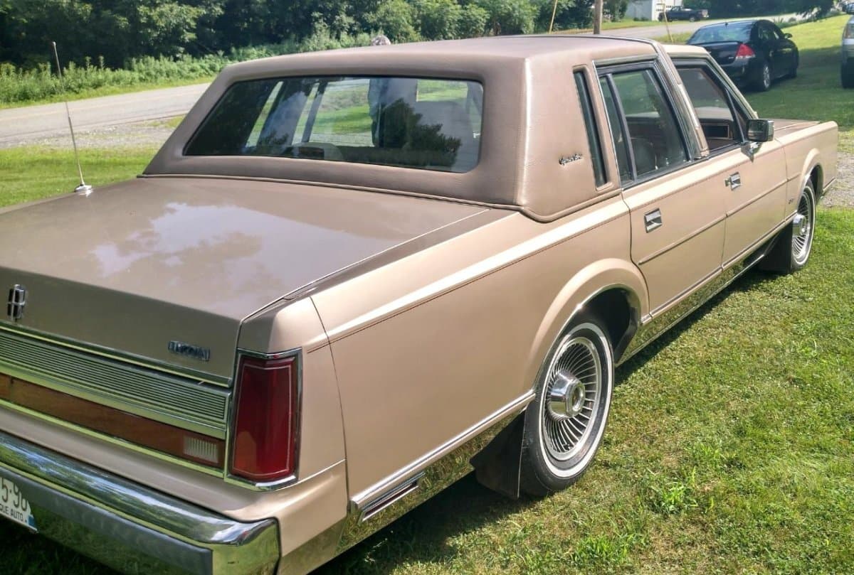 1989 Lincoln Town Car Sedan thumbnail 10