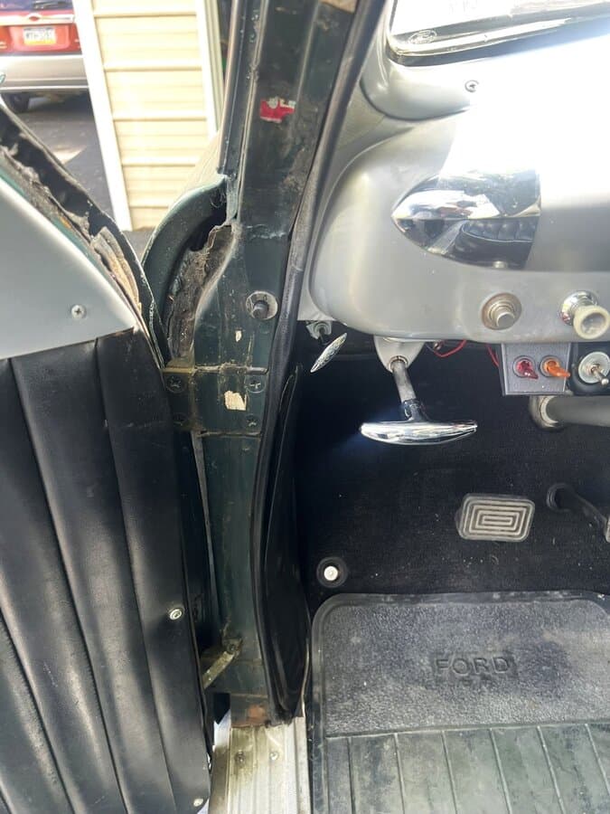 1950 Ford Custom 2-Door Sedan thumbnail 28