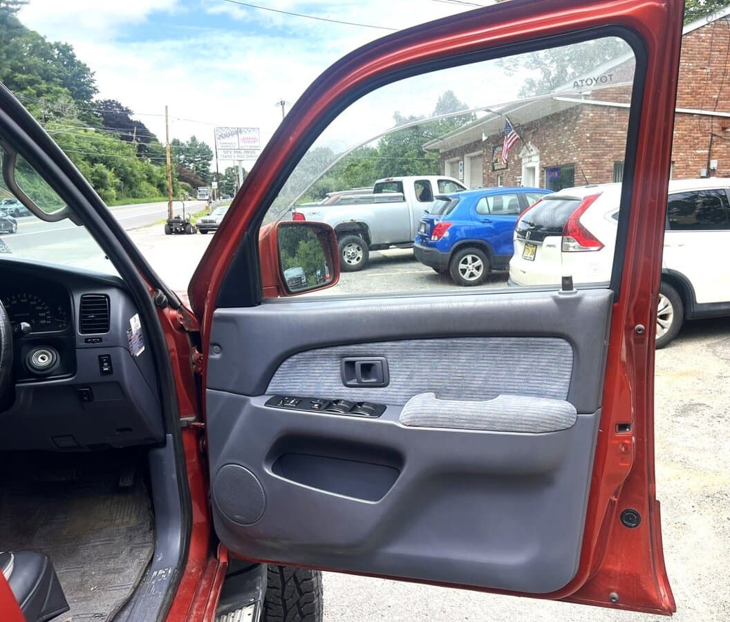 1997 Toyota Hilux Surf thumbnail 16