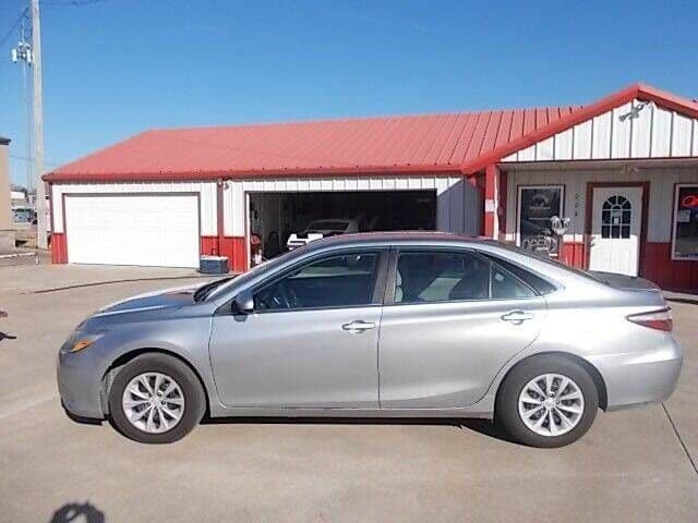 2016 Toyota Camry LE — photo 1