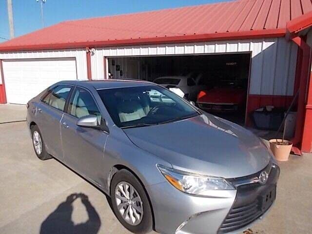 2016 Toyota Camry LE thumbnail 3