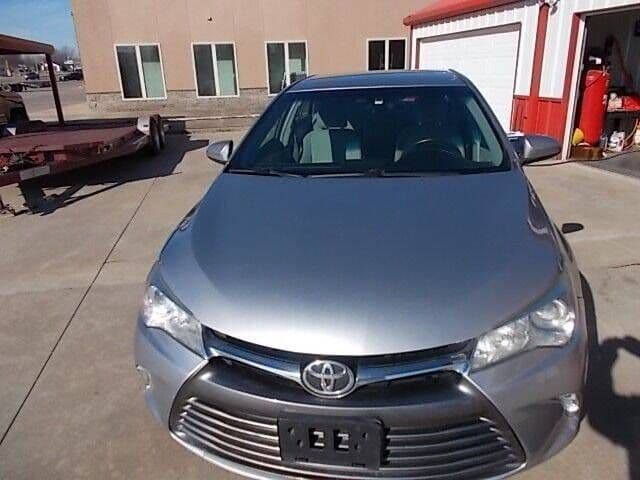 2016 Toyota Camry LE thumbnail 4