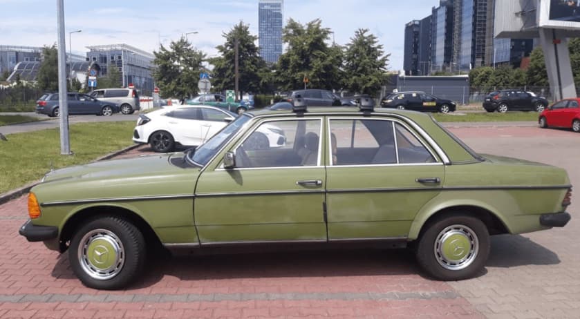 1980 Mercedes Benz W123 — photo 1