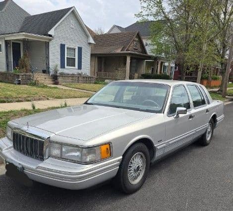 1992 Lincoln Town Car — photo 1