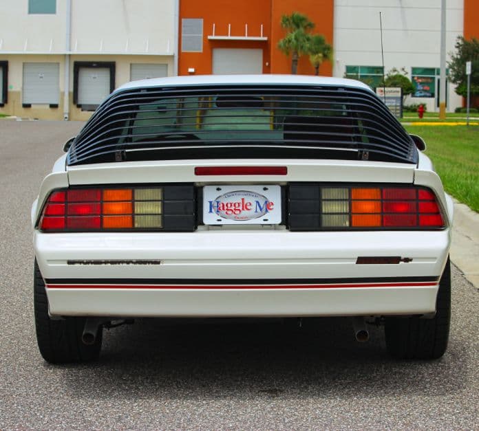 1990 Chevrolet Camaro IROC Z thumbnail 11
