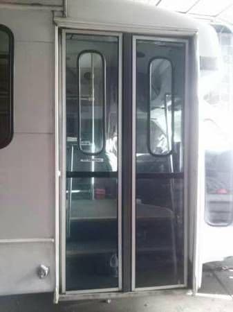 2005 Ford Goshen Bus thumbnail 4