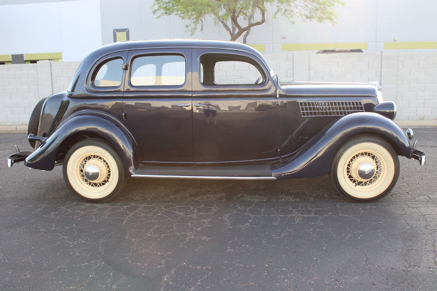 1935 Ford Sedan — photo 2