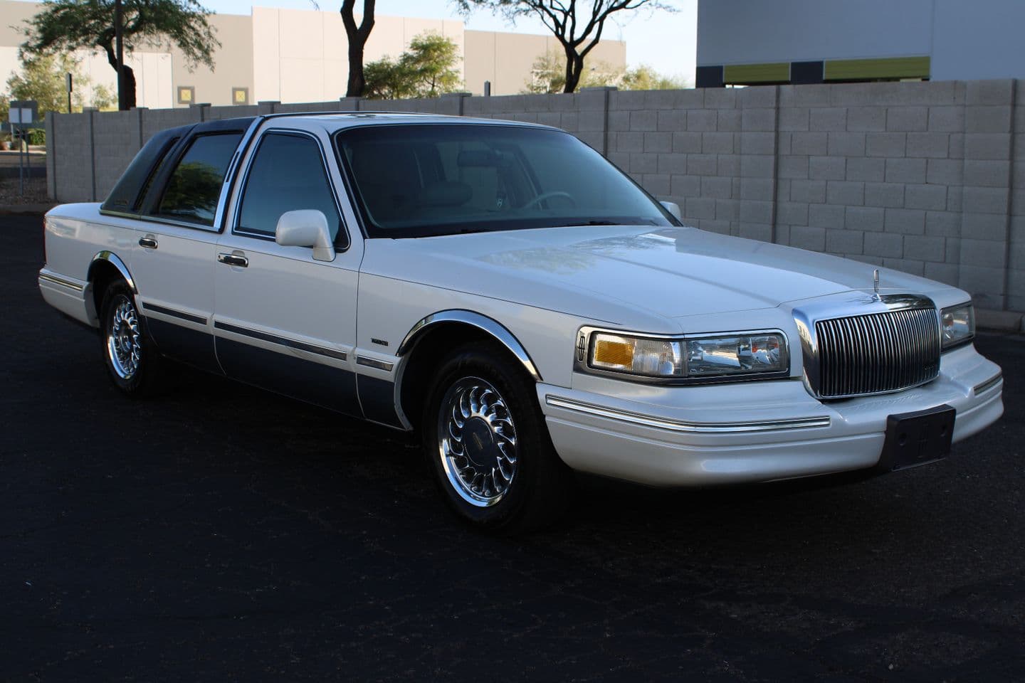 1996 Lincoln Town Car Signature — photo 1