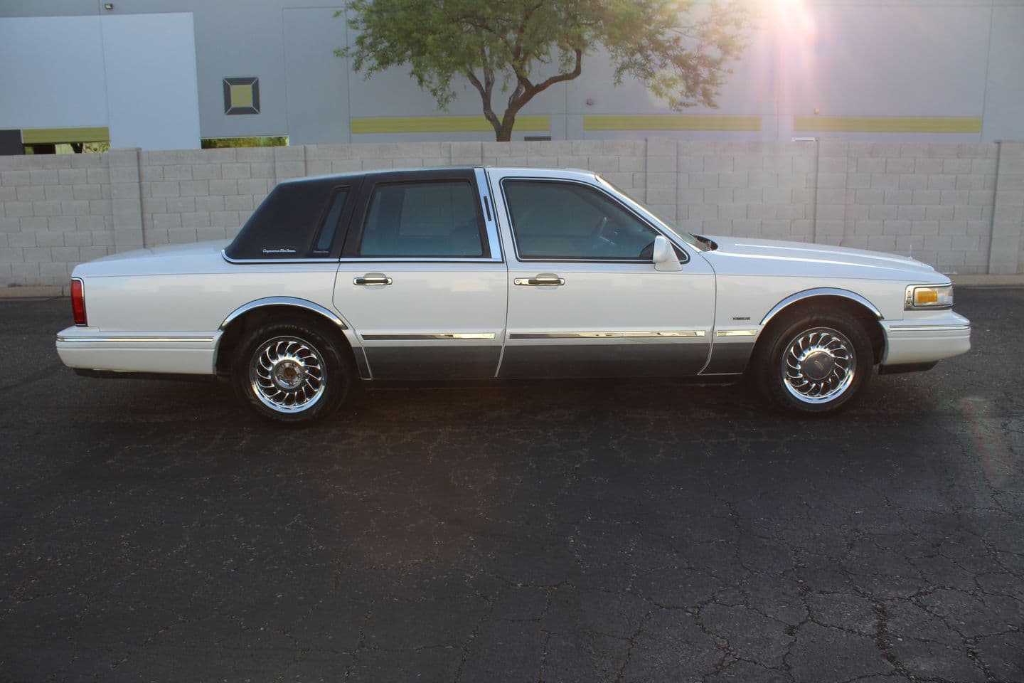 1996 Lincoln Town Car Signature — photo 2