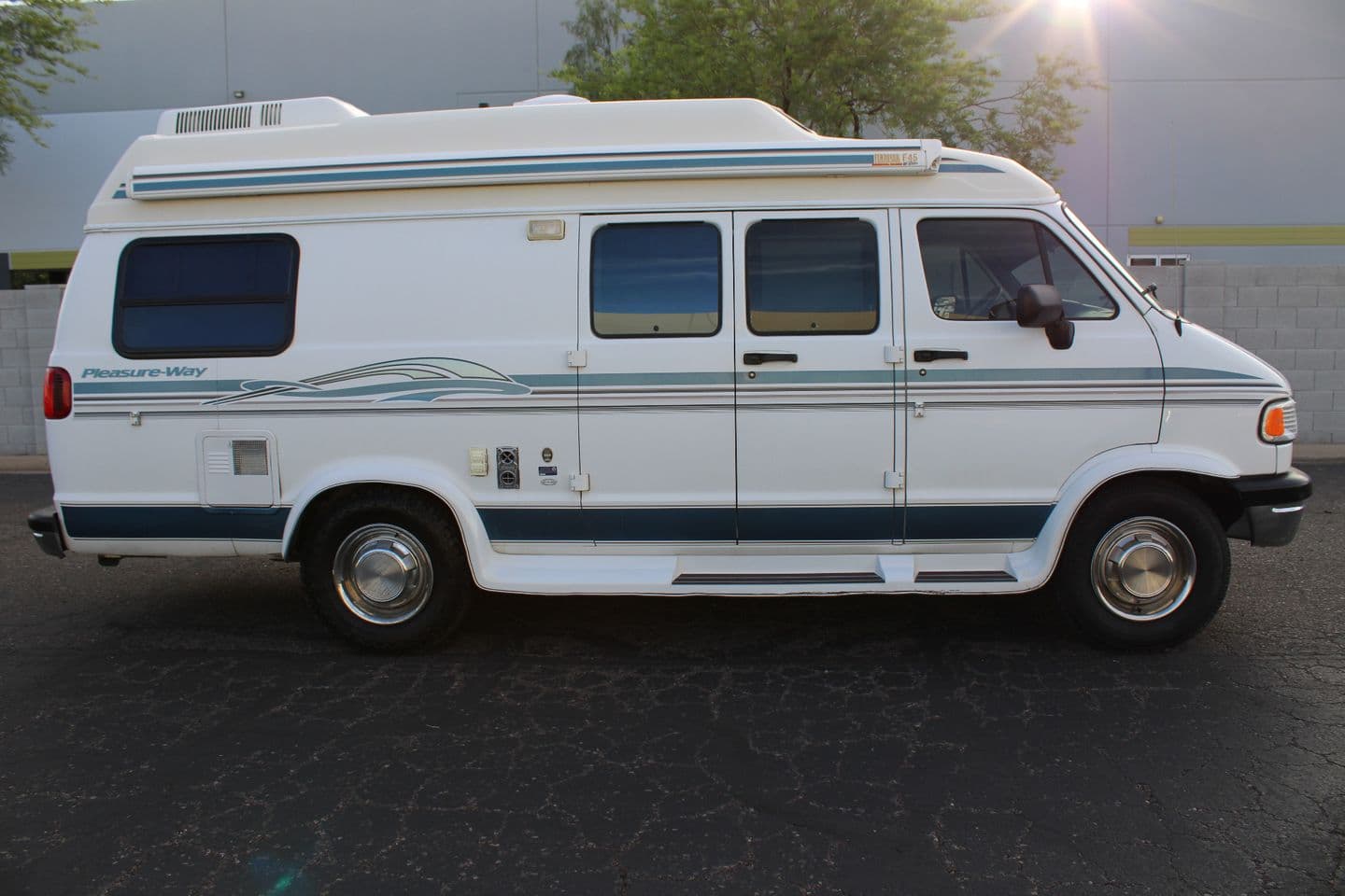 1997 Dodge Ram Van 3500 Pleasure Way — photo 2
