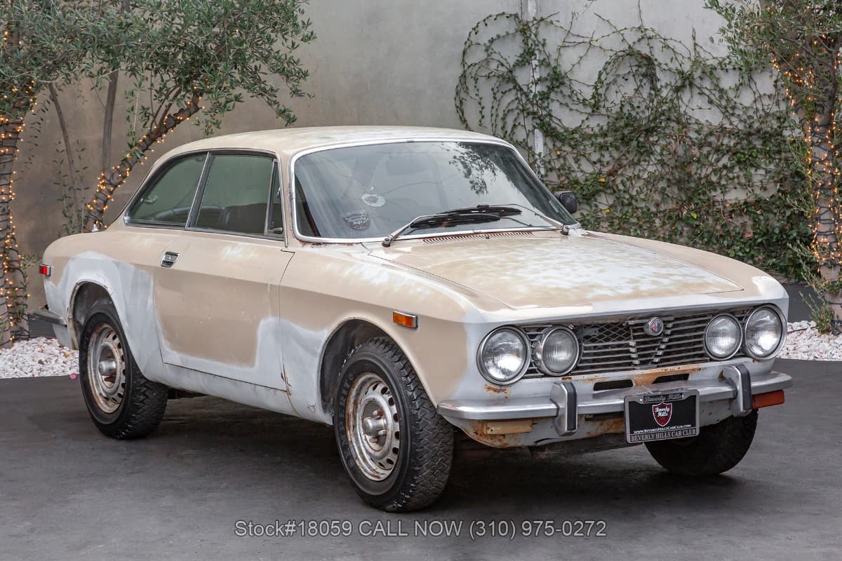 1974 Alfa Romeo GTV 2000 β photo 1