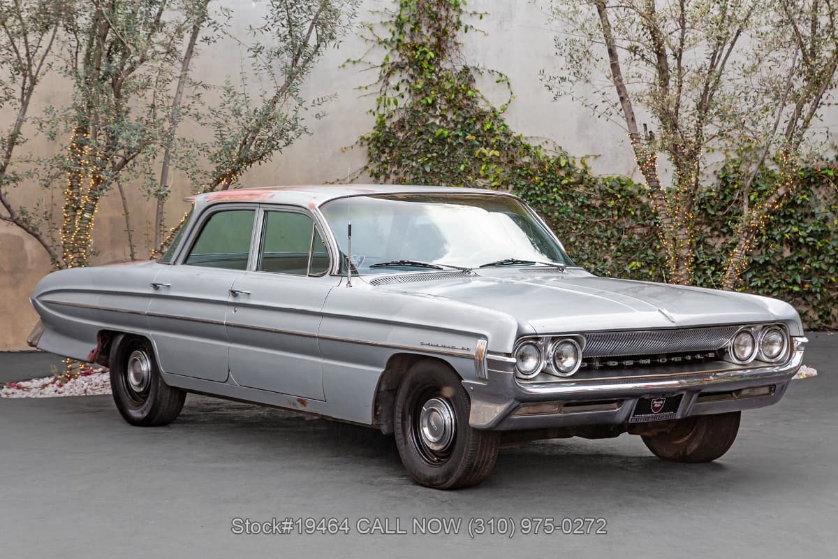 1961 Oldsmobile Dynamic 88 Celebrity Sedan β photo 1