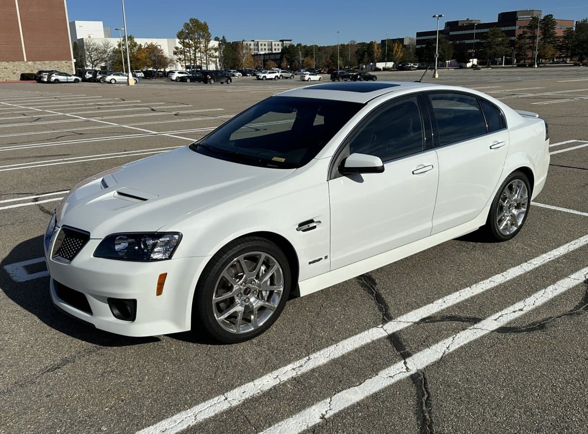 2009 Pontiac G8 GXP Sedan — photo 2