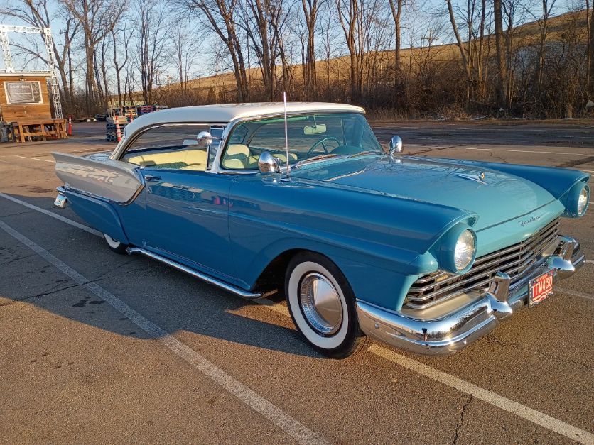 1957 Ford Fairlane — photo 1