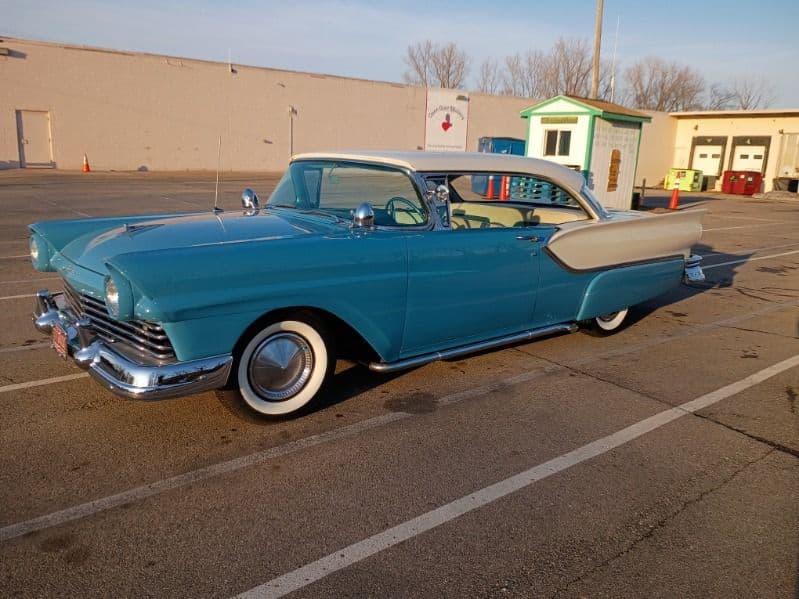 1957 Ford Fairlane — photo 2